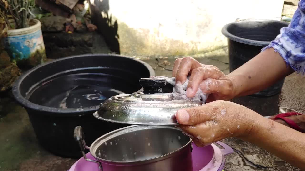 有人在用肥皂洗锅，特写，4k分辨率视频下载