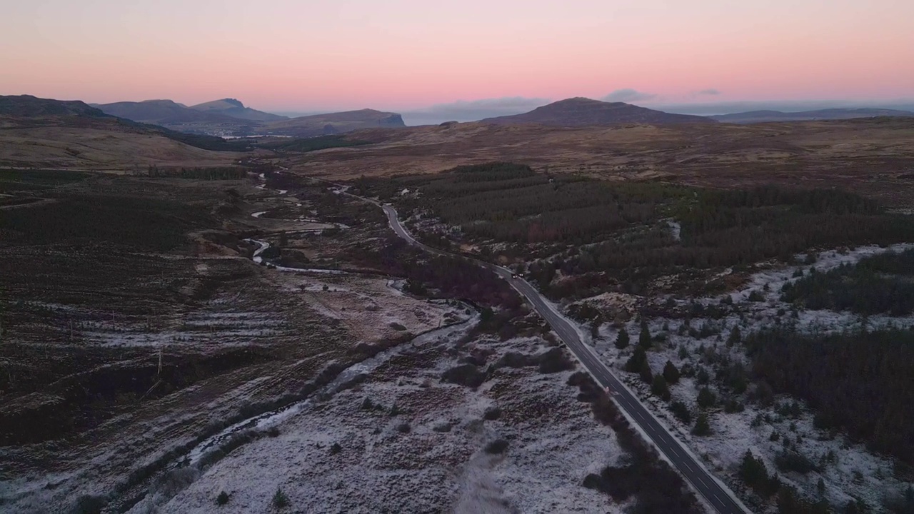 弯弯曲曲的道路在天空崎岖的景观在黄昏，鸟瞰视频素材