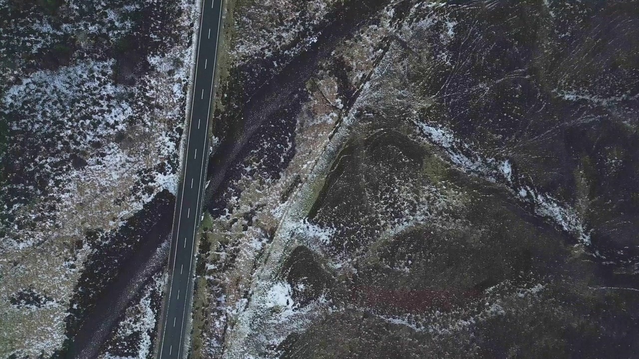 单一的白色车辆在遥远的道路上的天空，积雪上的景观，鸟瞰图视频素材