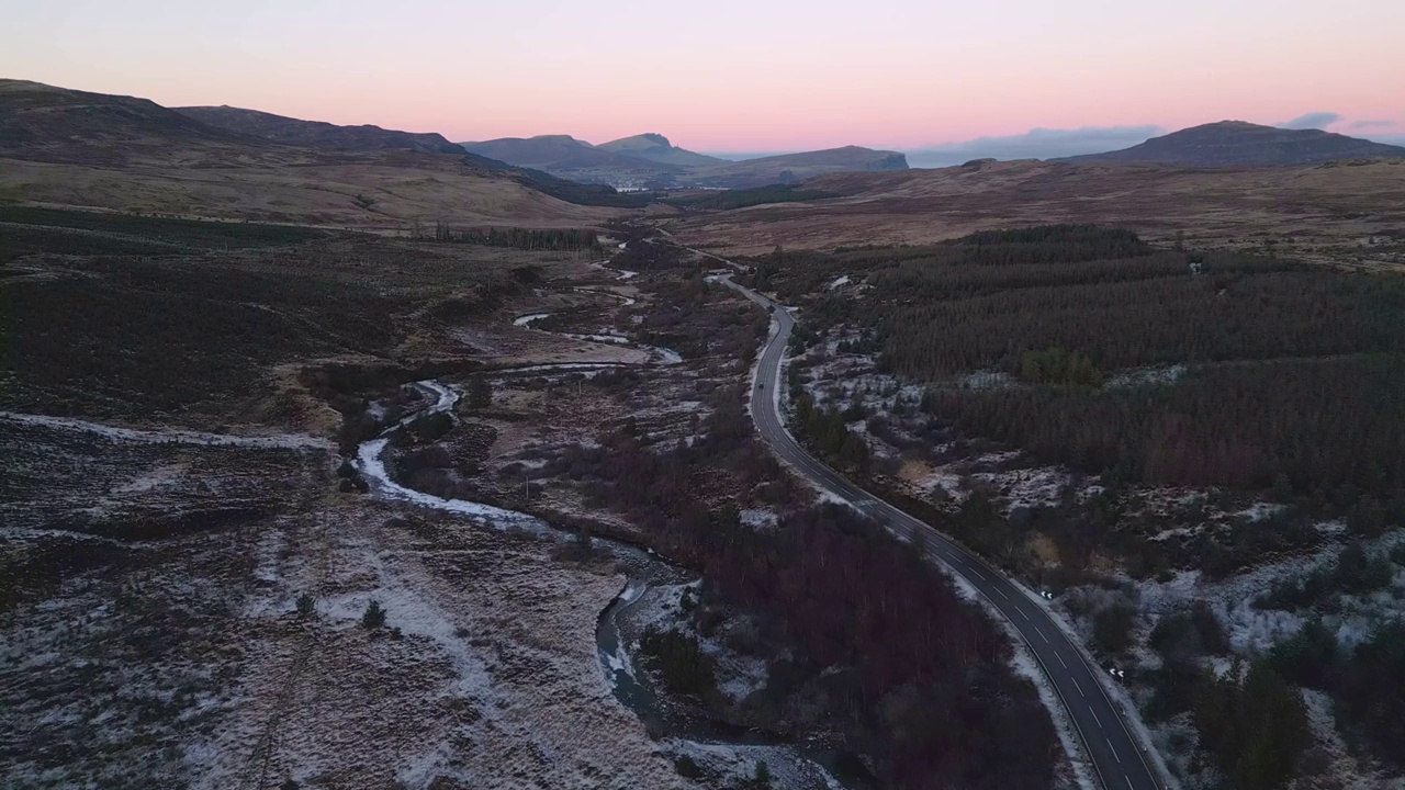 黄昏的色调在天空岛与蜿蜒的道路和结霜的景观，鸟瞰图视频素材