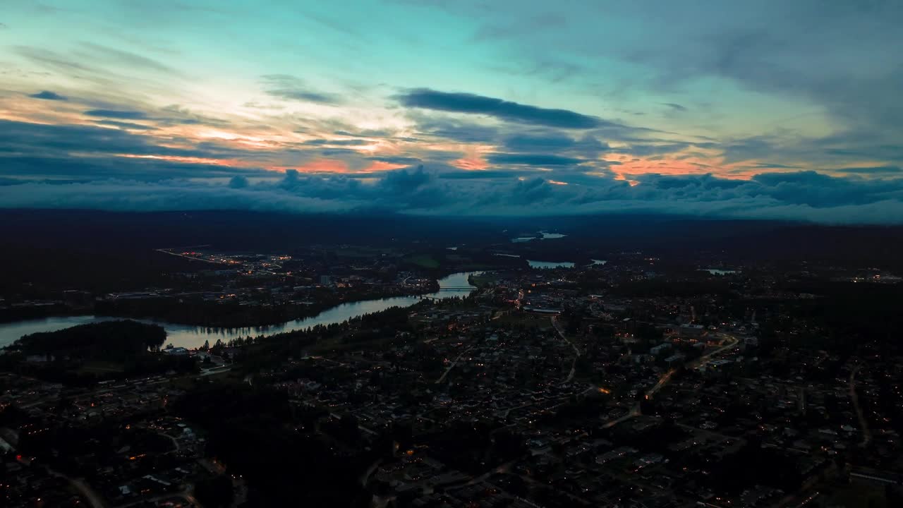 美丽的夕阳和河流照亮了城市的天空视频素材