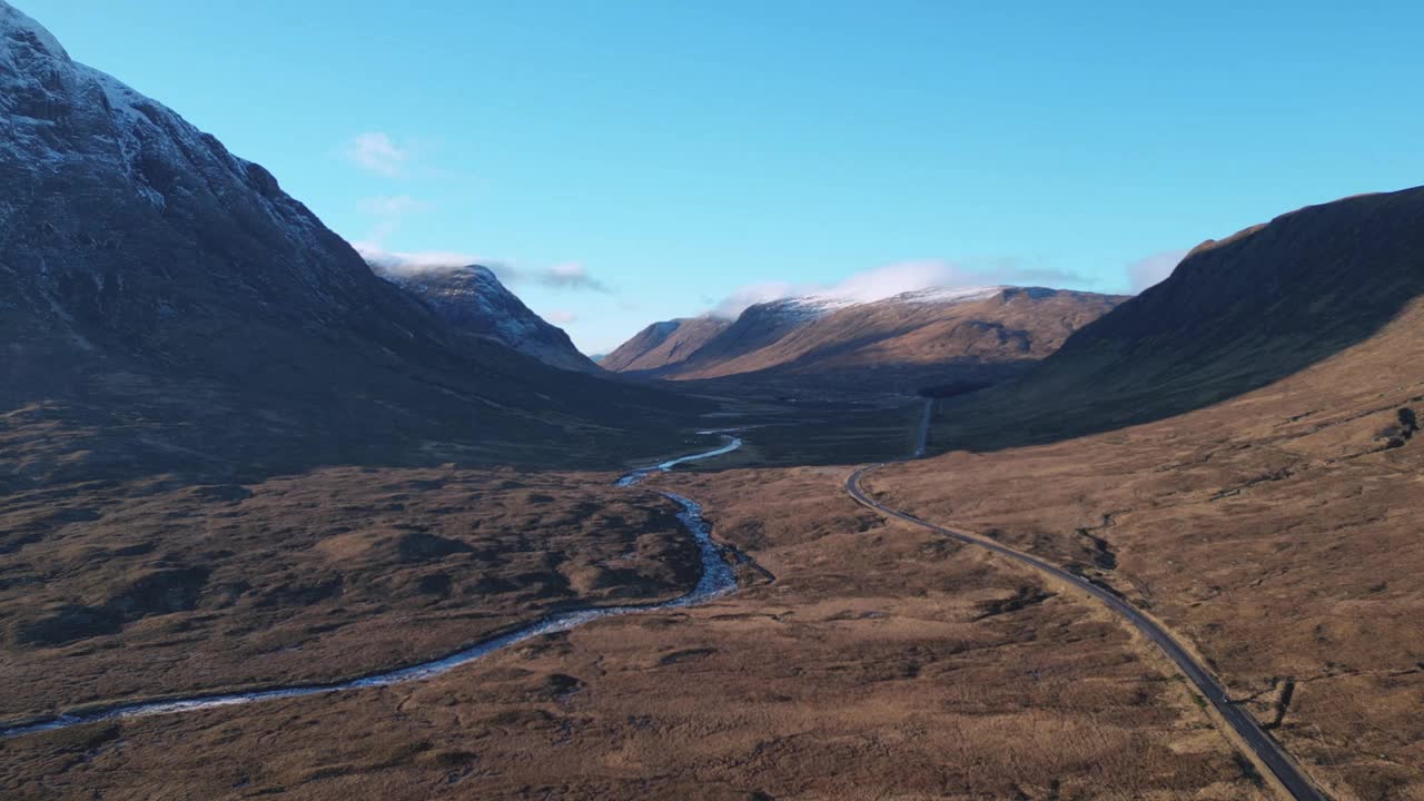 格兰科山谷，蜿蜒的道路和河流，苏格兰高地，宁静的景观，鸟瞰视频素材