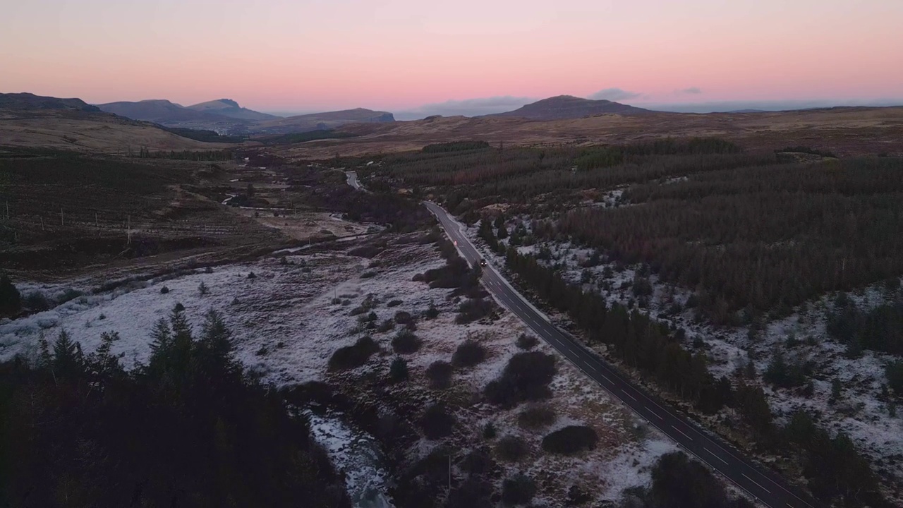 黄昏的雪景与蜿蜒的道路，天空，鸟瞰图视频素材