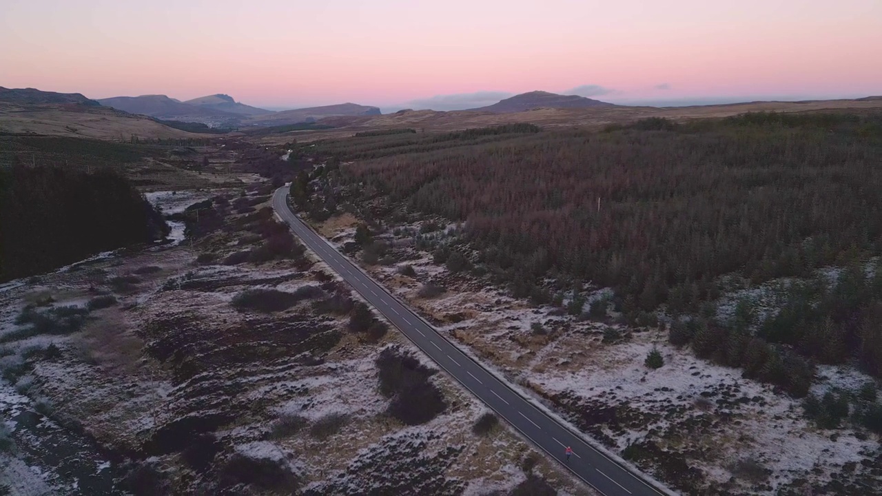 弯弯曲曲的道路穿过黄昏的雪景，天空，鸟瞰视频素材