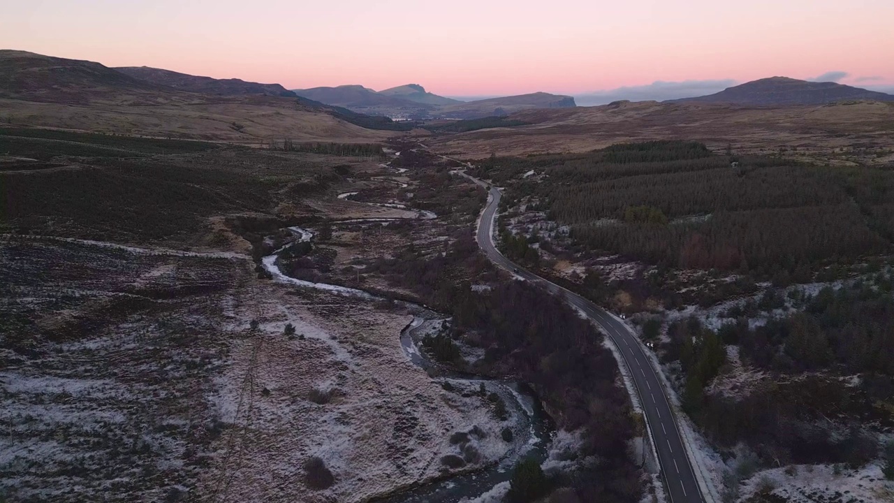 蜿蜒的道路穿过崎岖的黄昏景观，天空，鸟瞰视频素材