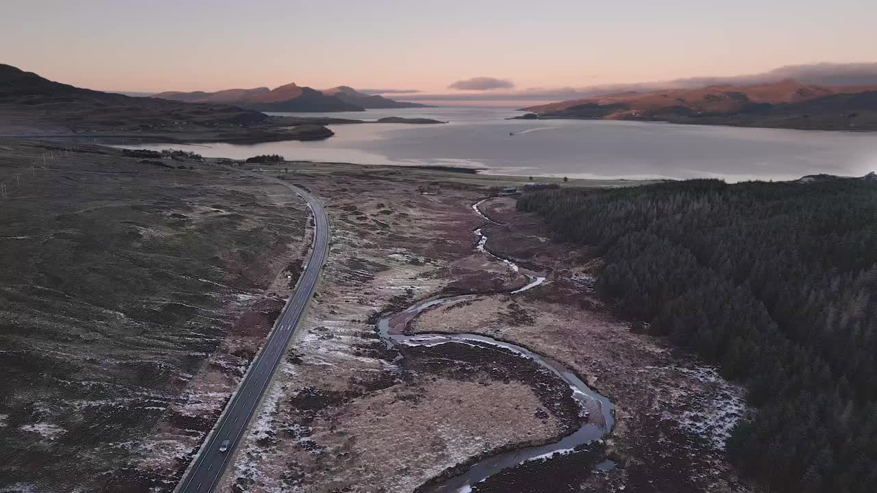 天空岛上蜿蜒的道路上的湖泊和山丘在黄昏，鸟瞰图视频素材