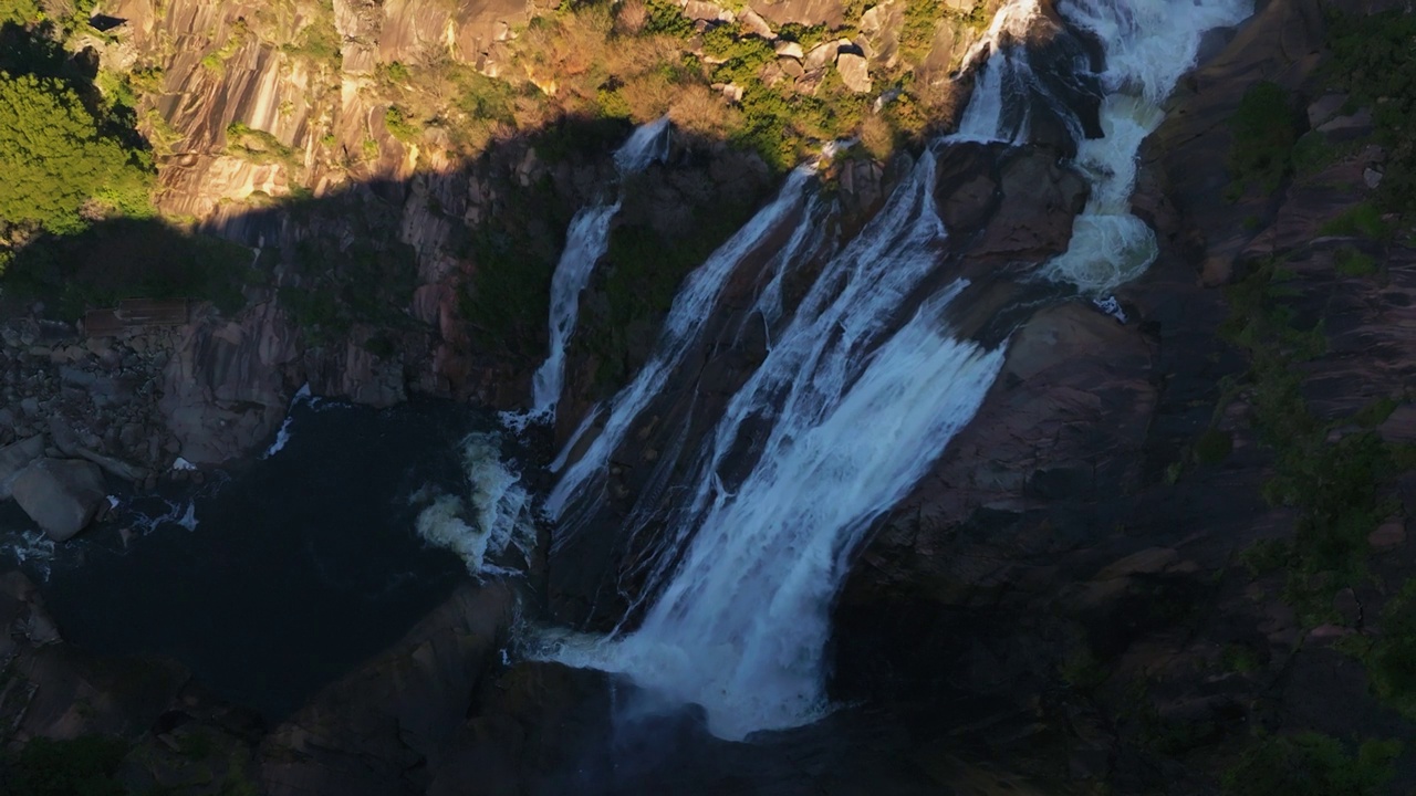 河流山区的瀑布视频素材