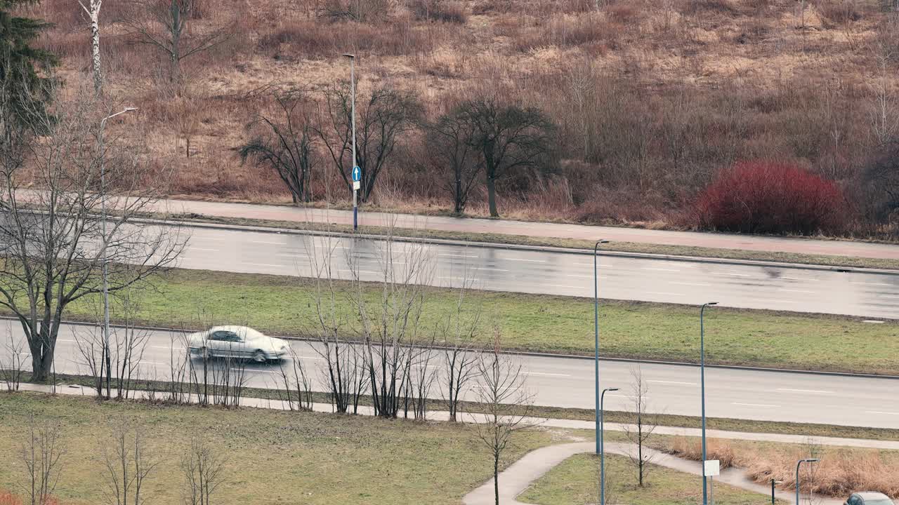 鸟瞰图的道路交叉口与移动的汽车。道路交汇处或高速公路交叉口，道路上有城市车辆超速行驶。视频下载