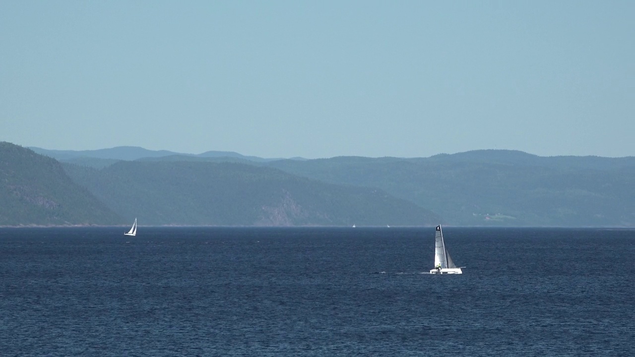 大海中的帆船。海景与白帆游艇在公海。在大洋湾的帆船上航行。夏日艳阳天的豪华游艇生活方式。电影的宁静、平静和放松的概念。视频素材