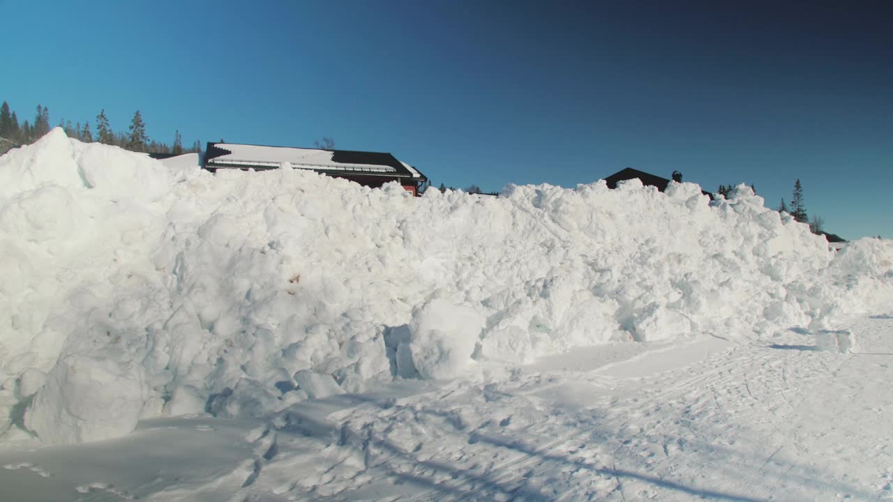 挪威山区一个白雪覆盖的狩猎小屋，前景有动物的痕迹视频下载