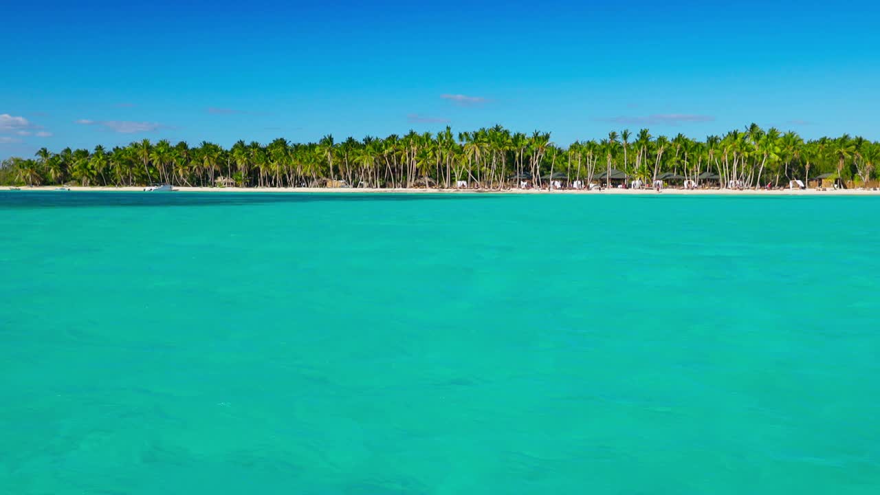 加勒比海之旅及热带岛屿海滩之景。异国旅游胜地多米尼加共和国。视频素材