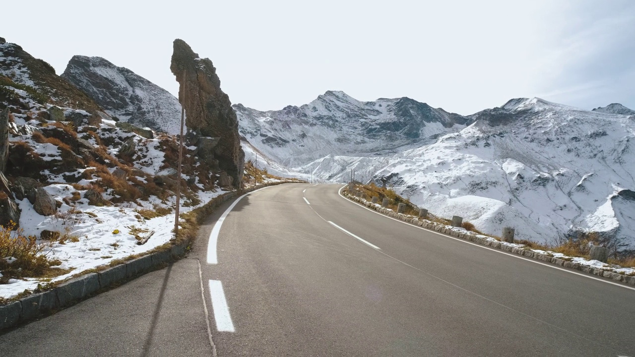 雄伟的大格洛克纳山路在奥地利，积雪覆盖了阿尔卑斯山脉的尖峰。冬季奥地利阿尔卑斯山最美丽的山路的POV镜头视频素材
