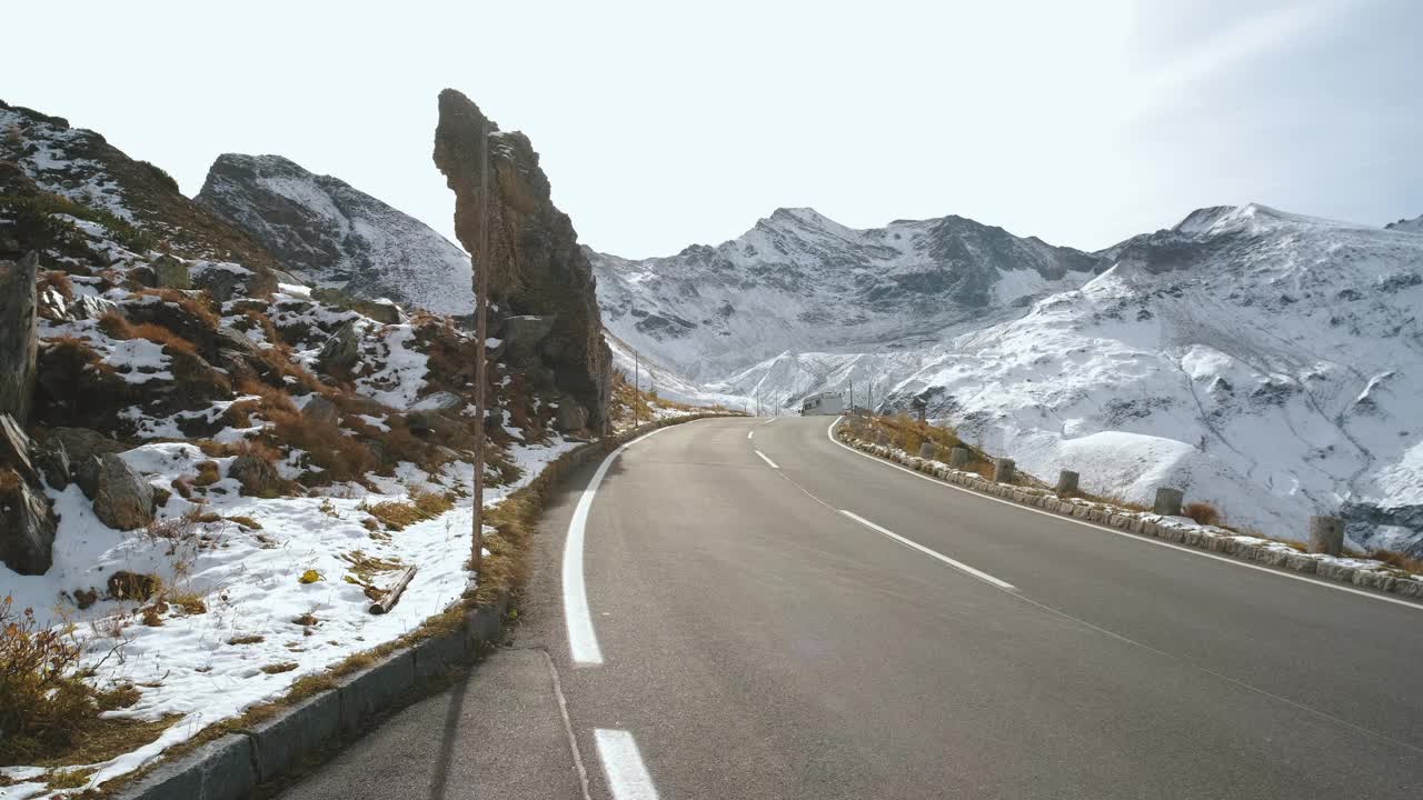 雄伟的大格洛克纳山路在奥地利，积雪覆盖了阿尔卑斯山脉的尖峰。冬季奥地利阿尔卑斯山最美丽的山路的POV镜头视频素材