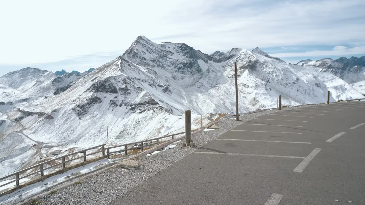 雄伟的大格洛克纳山路在奥地利，积雪覆盖了阿尔卑斯山脉的尖峰。冬季奥地利阿尔卑斯山最美丽的山路的POV镜头视频素材