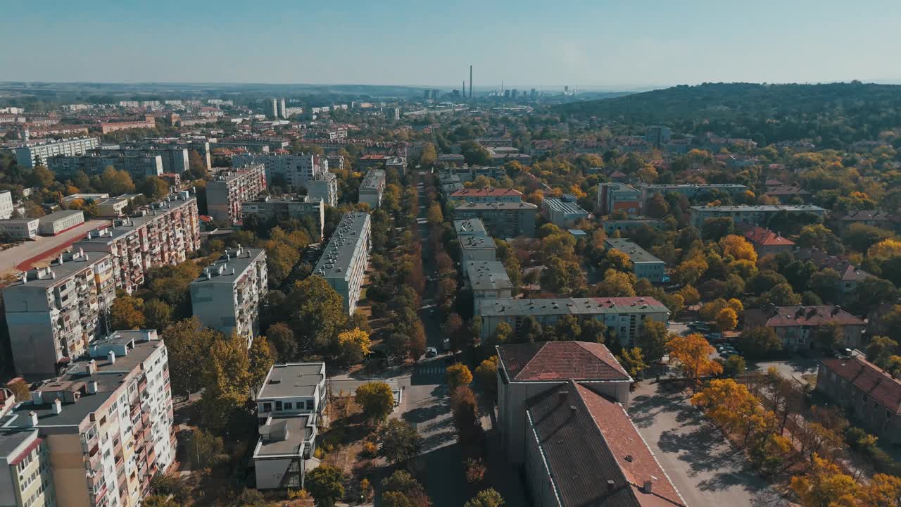 在晴朗的蓝天下，从空中俯瞰季米特洛夫格勒的城市景观视频素材