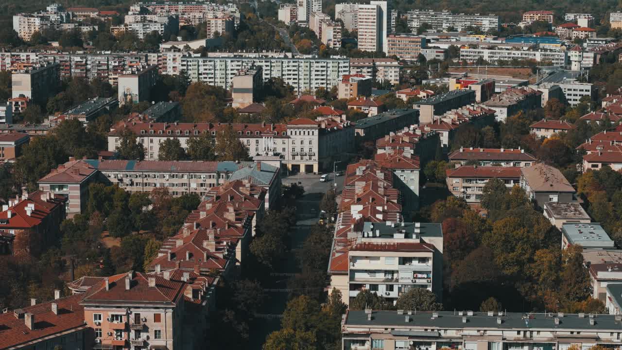 无人机拍摄的保加利亚季米特洛夫格勒城市建筑，街景和秋天的树木视频素材