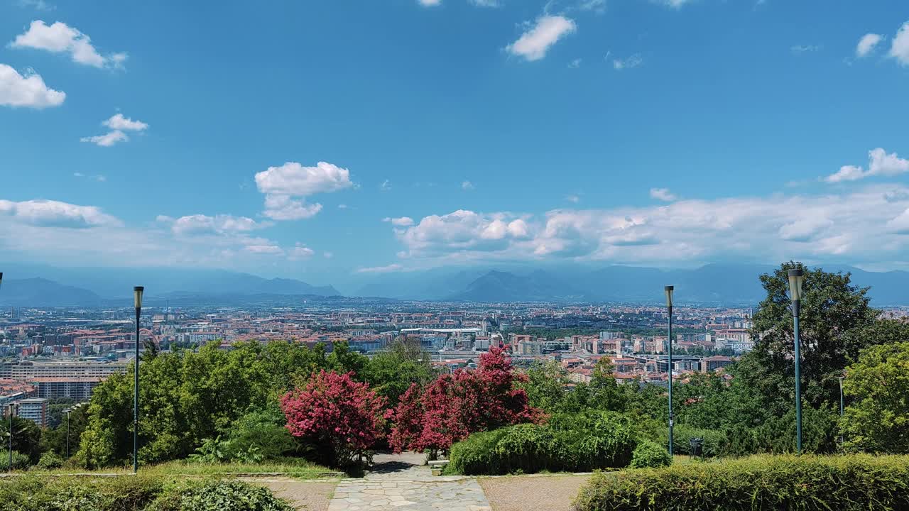 以阿尔卑斯山为背景的都灵全景。意大利皮埃蒙特视频素材