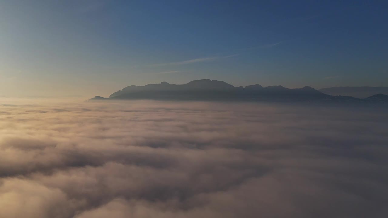 日出时在雾中飞行和观看。Serra de Segària, Monte Pego, Denia, Les Deveses, El Verger视频下载