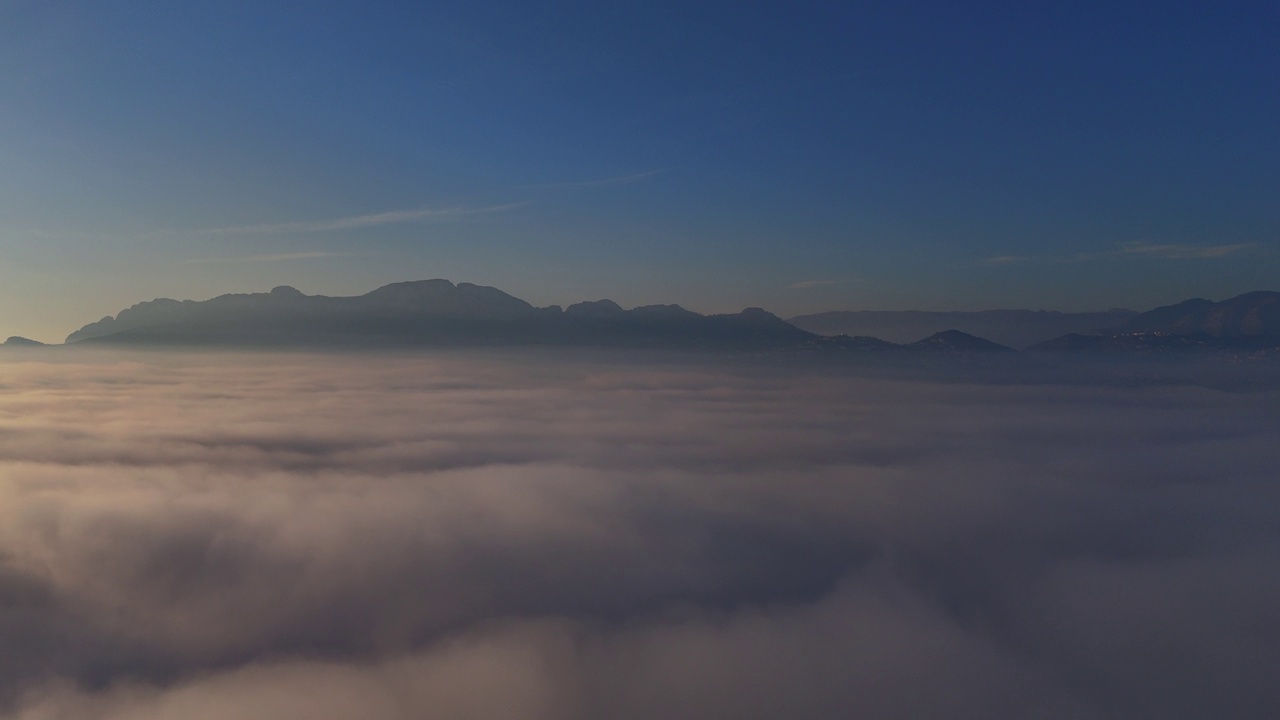 日出时在雾中飞行和观看。Serra de Segària, Monte Pego, Denia, Les Deveses, El Verger视频下载