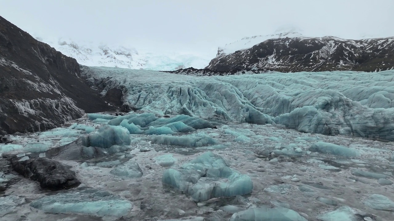 冰岛Vatnajokull Skaftafell国家公园的Svinafellsjokull冰川的冰表面和裂缝-无人机向前飞行视频素材