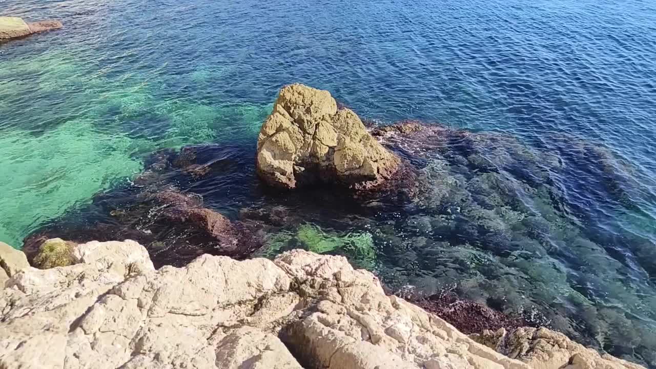 水边多岩，海浅视频素材