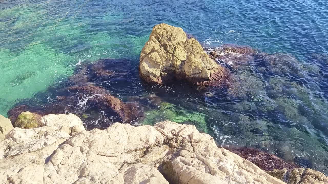 水边多岩，海浅视频素材