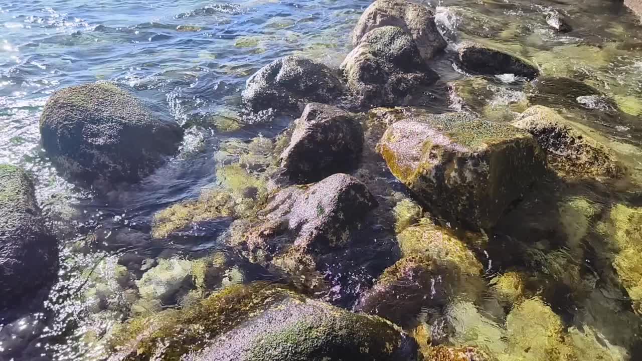 水边多岩，海浅视频素材