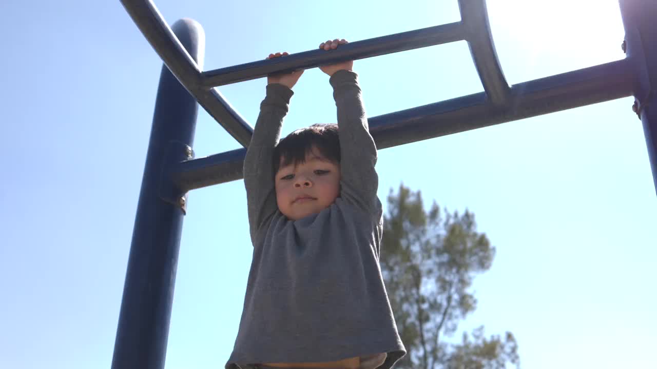 一个墨西哥男孩在阳光明媚的日子里玩扶手视频素材