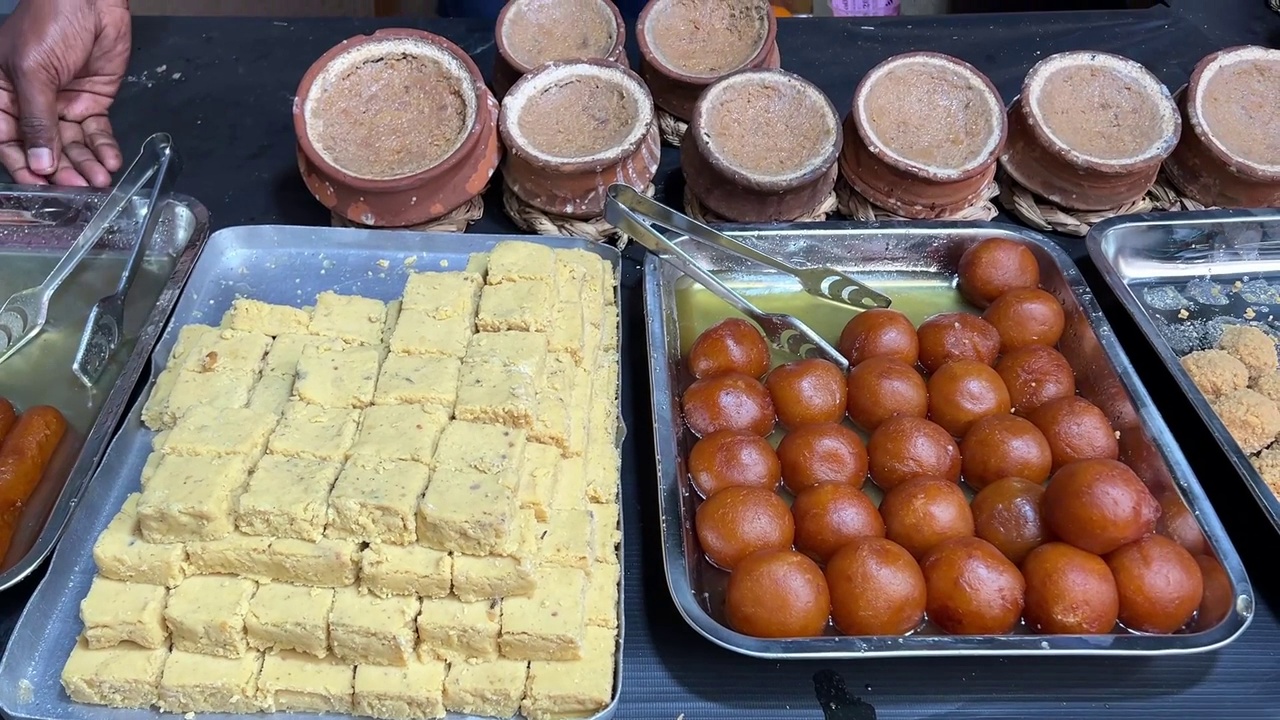 Kalakand, Gulab jamun和Misti Doi在印度加尔各答一家糖果店的特写照片。视频素材