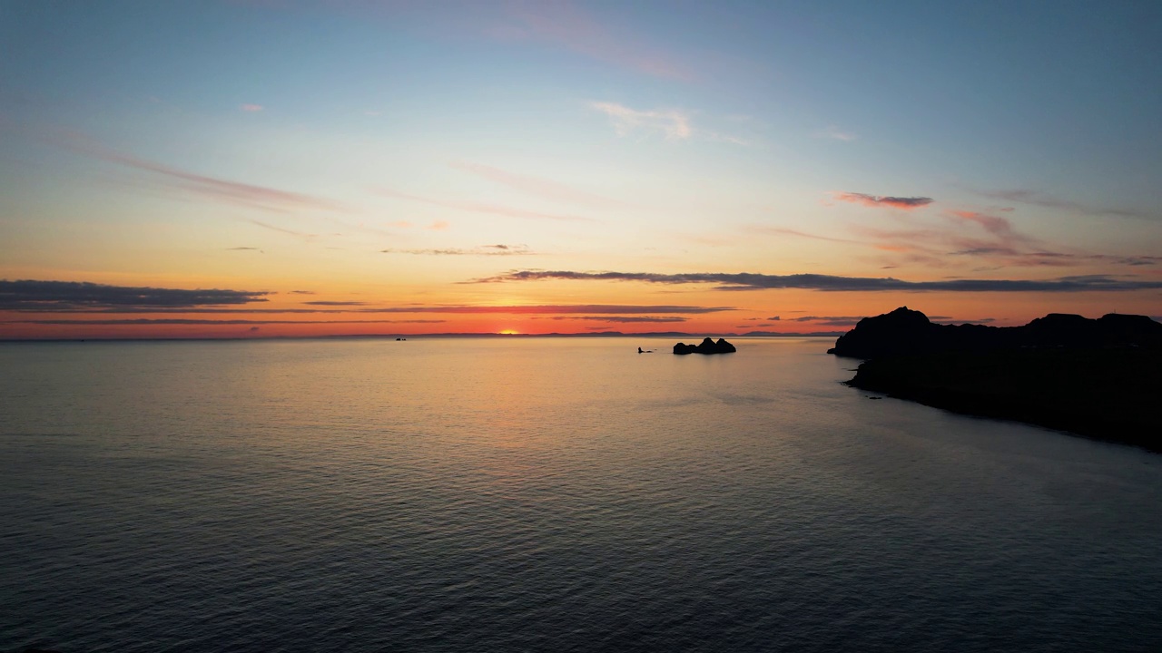 冰岛海岸线海景与宁静的金橙色日落天际线视频素材