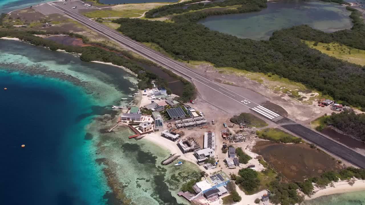 洛斯罗克群岛清澈碧绿的海水和飞机跑道，鸟瞰图视频素材