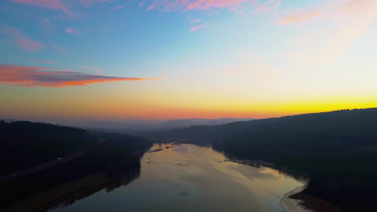 暮色宁静:河流蜿蜒穿过森林景观视频素材