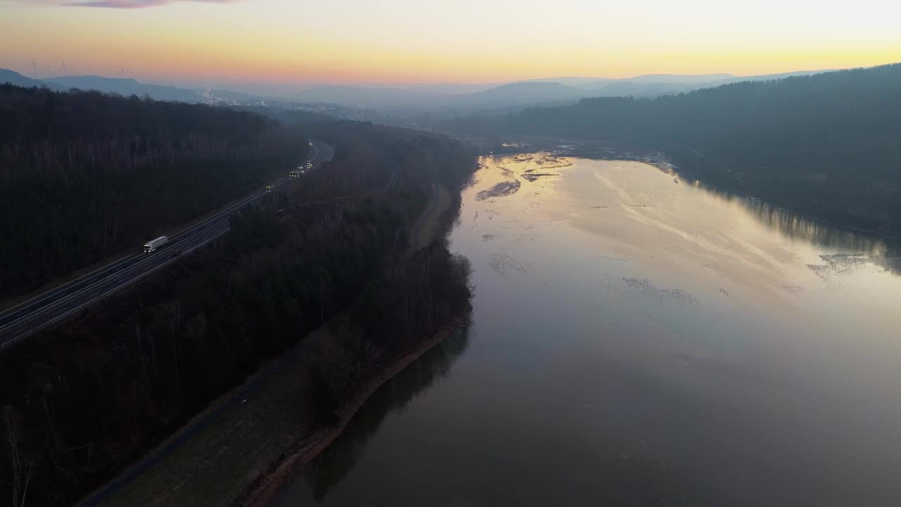 暮色宁静:河流蜿蜒穿过森林景观视频素材