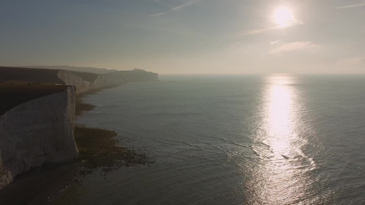 在苏塞克斯的七姐妹悬崖上航拍，英格兰南部的海滩头海岸视频下载