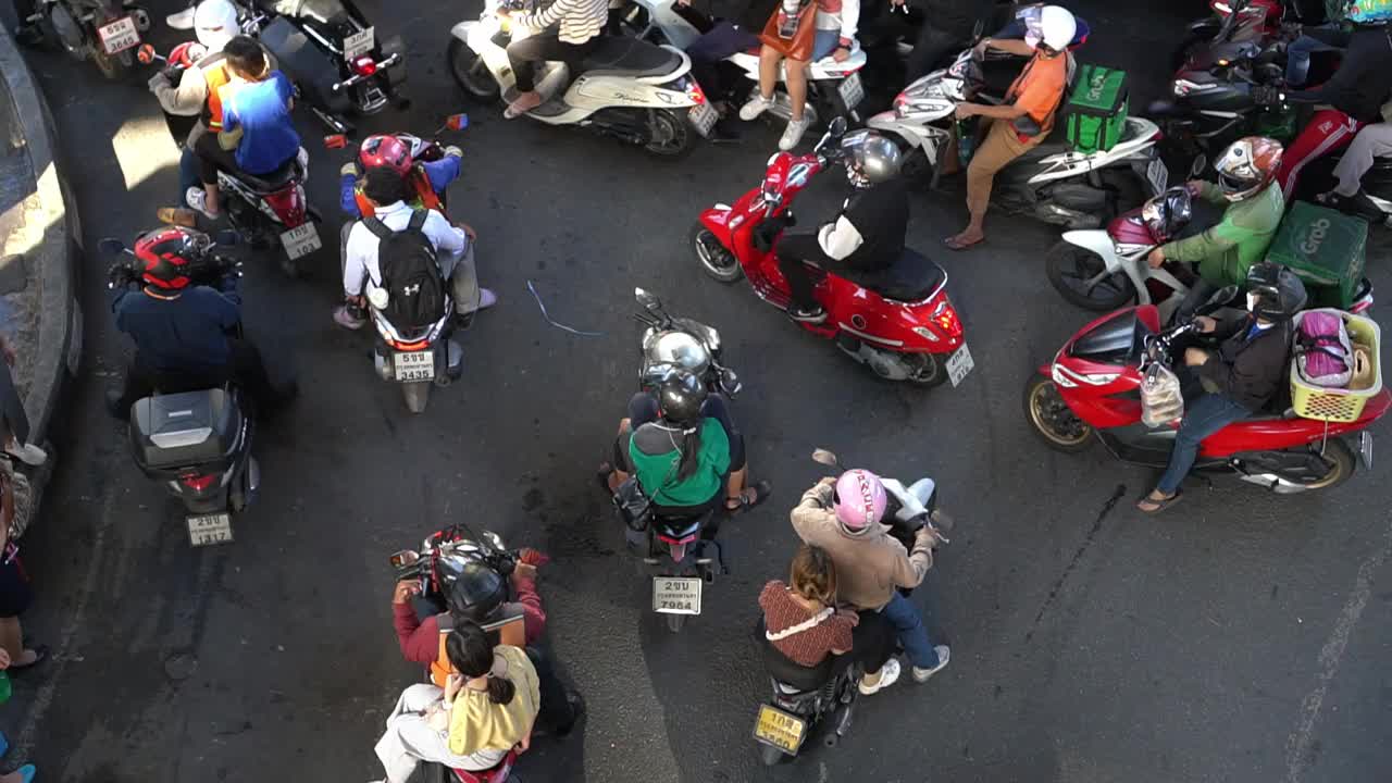 道路交通堵塞，许多汽车在曼谷的道路上。视频素材