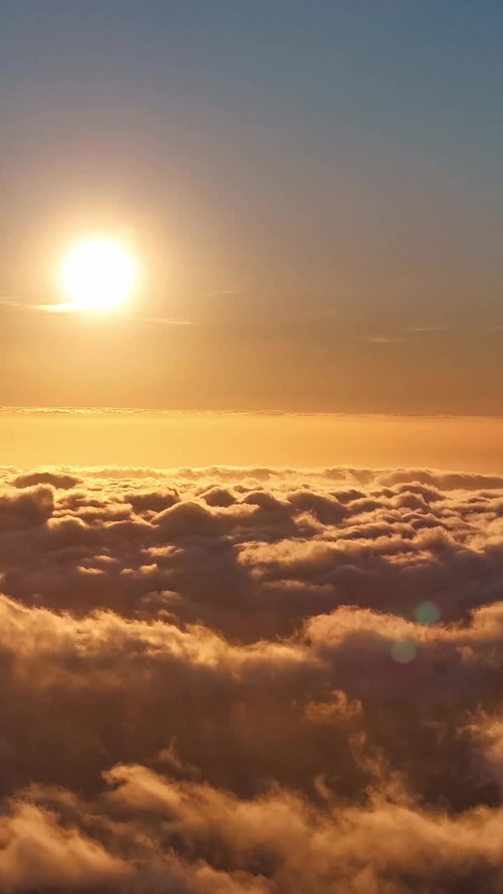 当日落变成夜晚时，空中垂直时间在云层上流逝视频素材