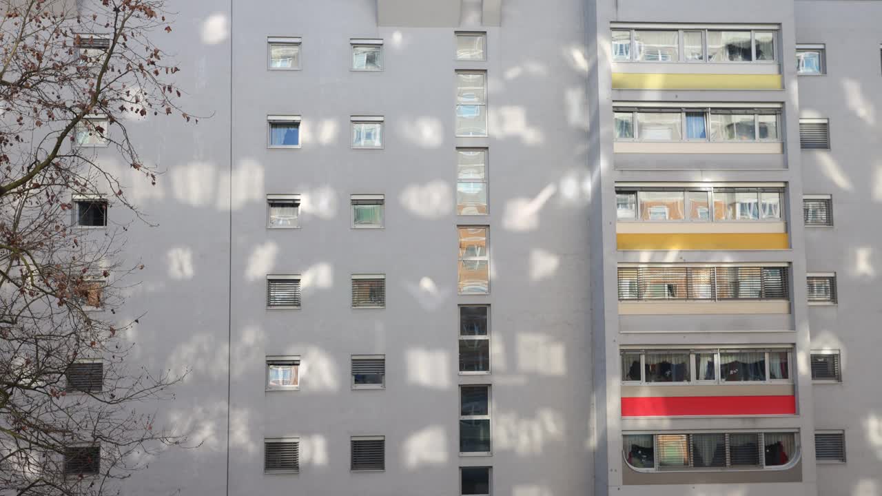 太阳反射在建筑物上视频下载