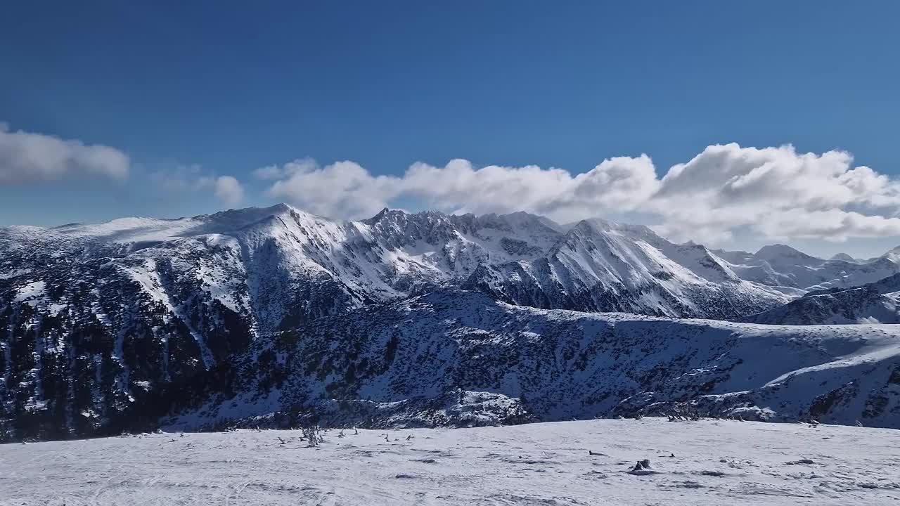 雄伟的巴尔干山脉全景。保加利亚冰雪覆盖的岩石山峰视频素材