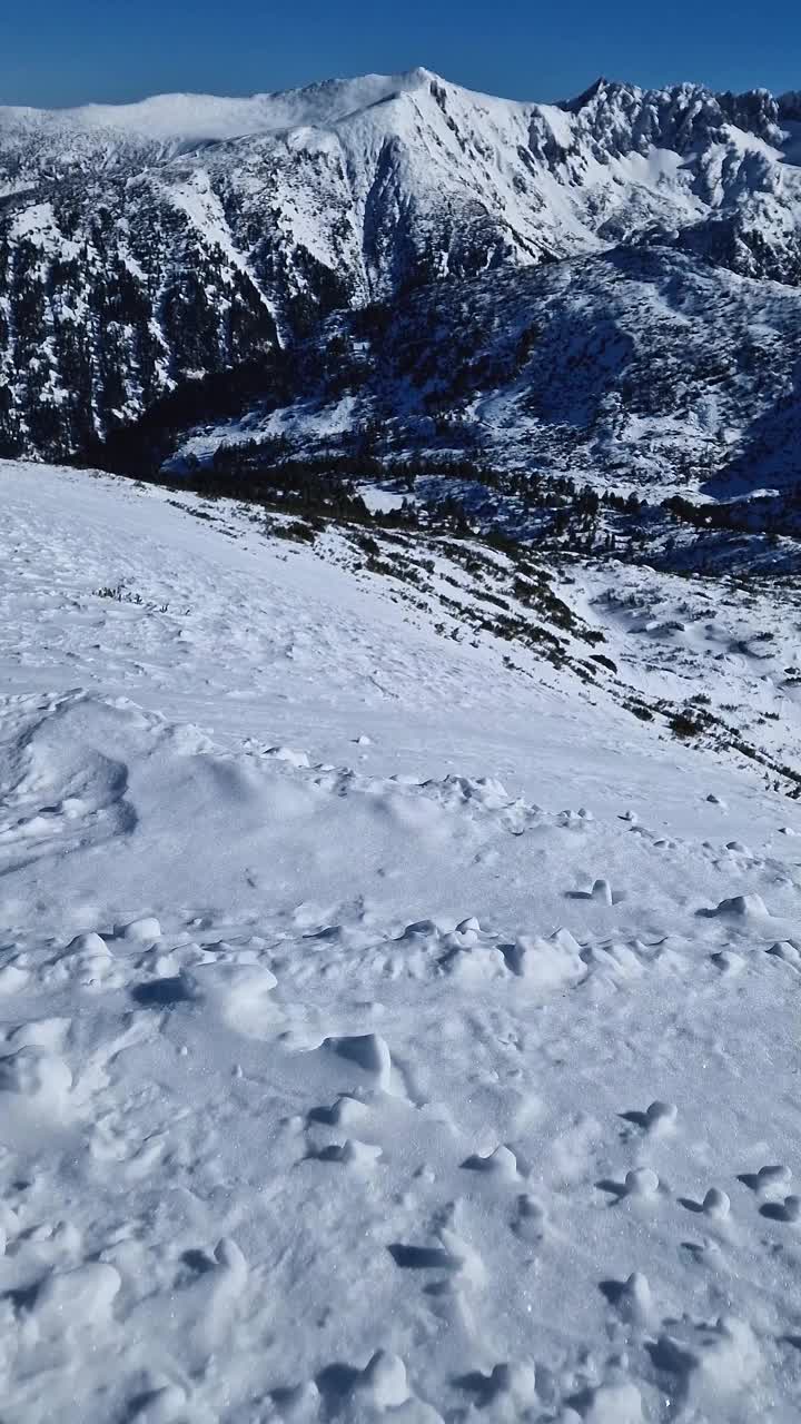 雄伟的巴尔干山脉全景。保加利亚冰雪覆盖的岩石山峰视频素材