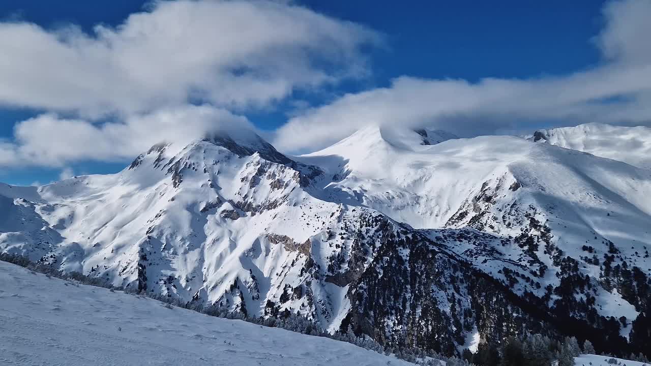 美丽的皮林山峰上覆盖着白雪。保加利亚班斯科滑雪胜地的冬季景色视频素材