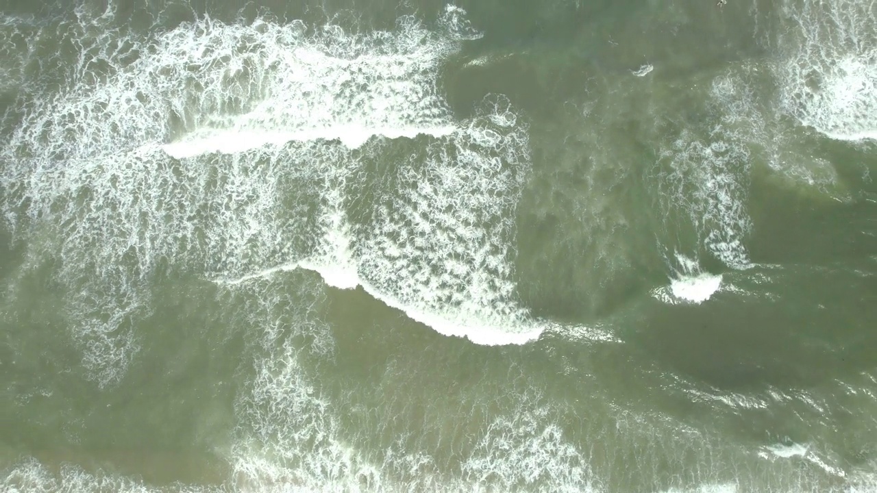 从海滩到海岸的海浪鸟瞰图。视频素材