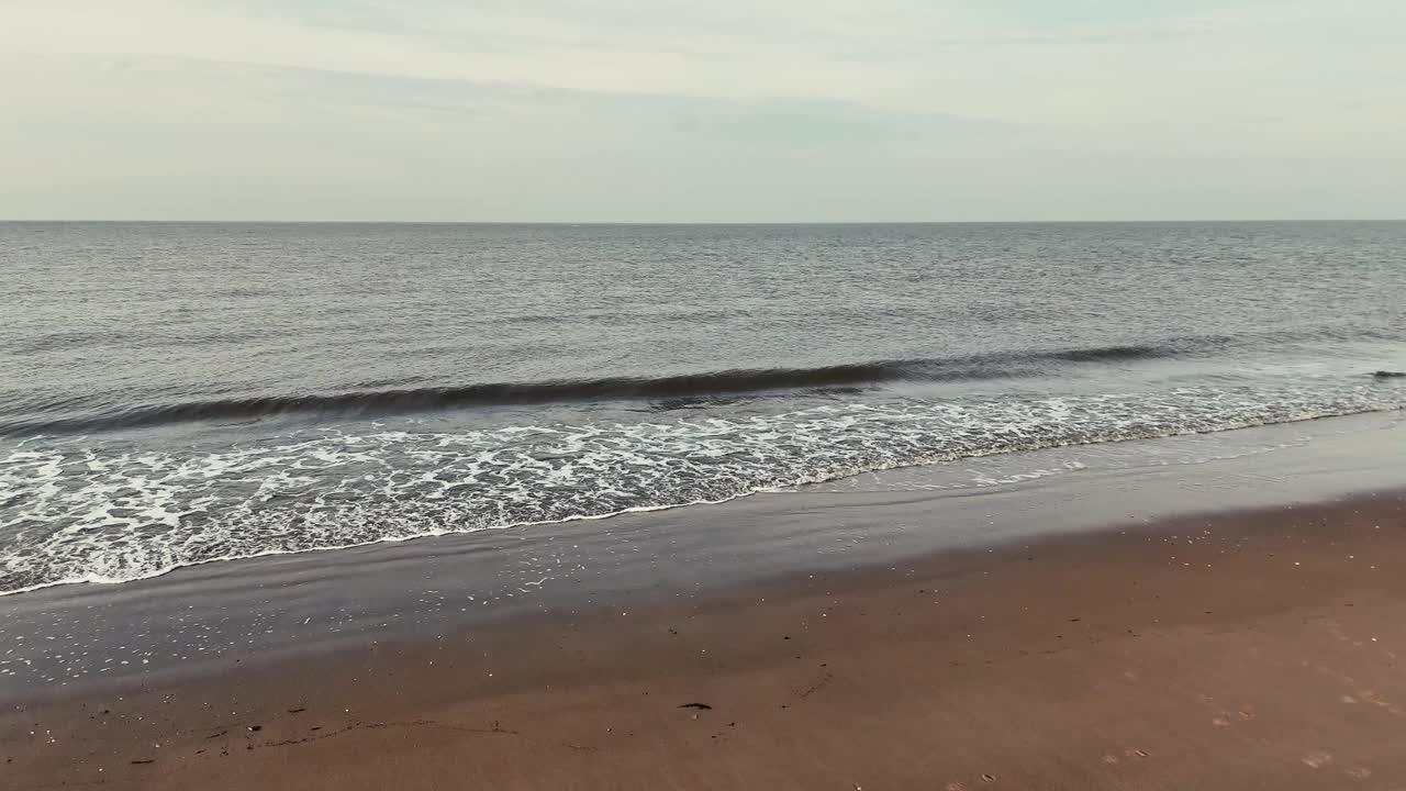 水波在海岸的海滩无人机视频视频下载