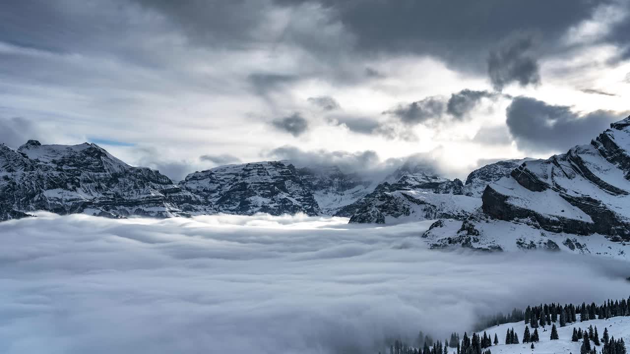 壮丽的云景被阳光照亮的布劳恩瓦尔德瑞士雪山格拉鲁斯视频素材