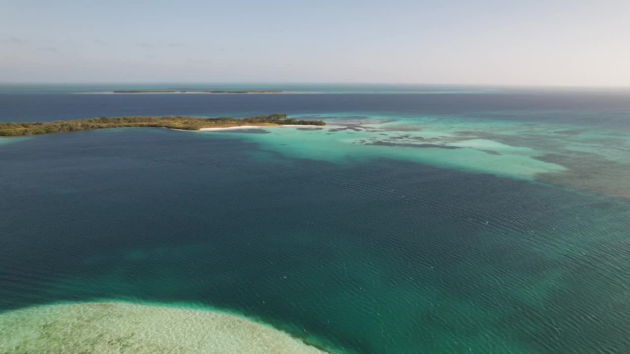 洛斯罗克群岛，清澈碧绿的海水和珊瑚礁，鸟瞰图视频素材