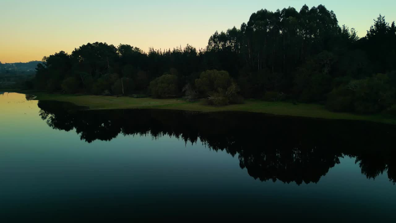 美丽的树木反映在塞塞布雷水库湖在日落在西班牙科鲁尼亚视频素材