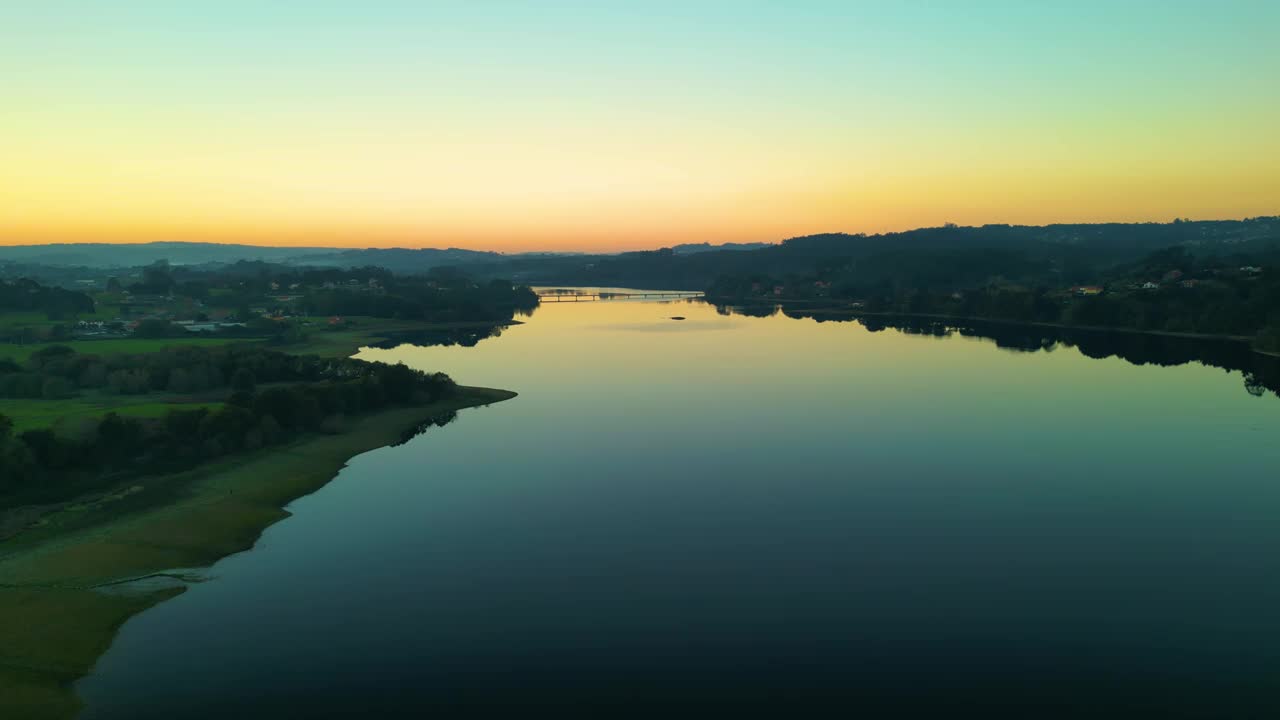 鸟瞰日落时西班牙阿贝贡多附近塞塞布雷水库平静的湖水视频素材