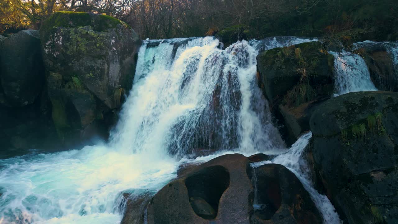 西班牙科鲁尼亚的Fervenza Da Noveira自然保护区，无人机拍摄的风景秀丽的瀑布视频素材