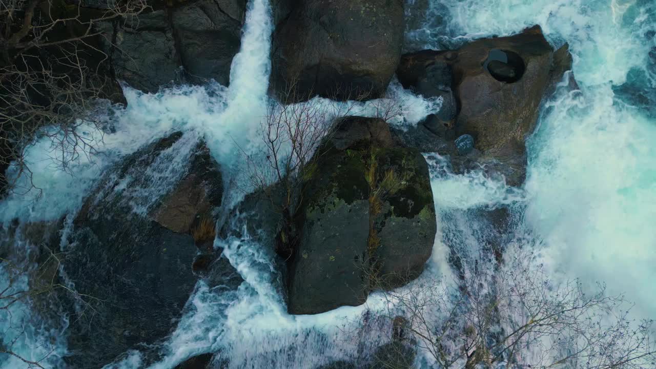 无人机拍摄的瀑布水倾泻在岩石上的Fervenza Da Noveira自然保护区，西班牙视频素材