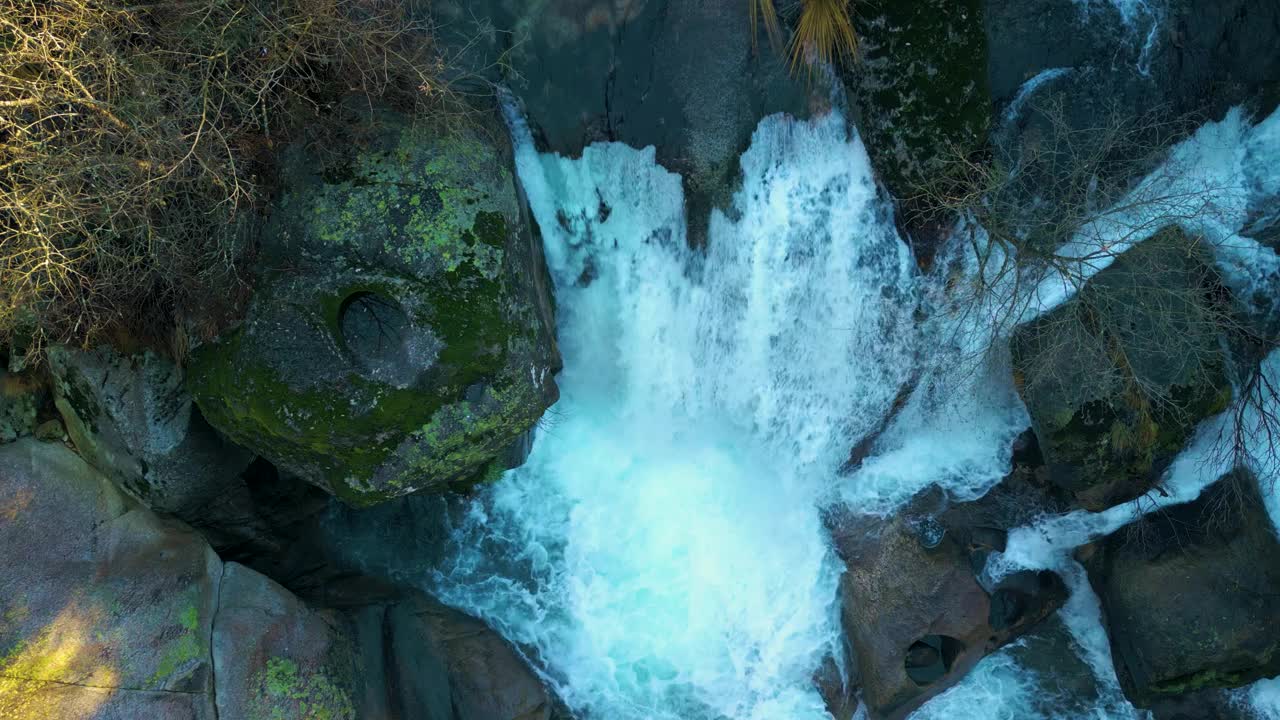 无人机在西班牙Fervenza Da Noveira自然保护区的Arcos河上拍摄的瀑布视频素材