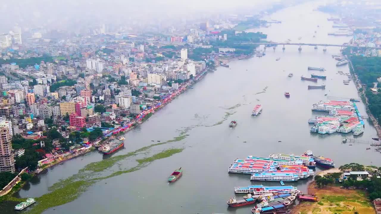 全景航拍大河流布里甘加在达卡，孟加拉国和船舶码头视频素材